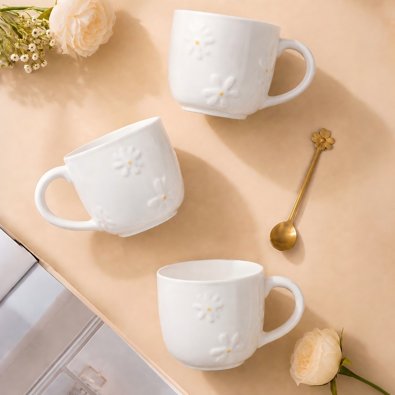 Cană de cafea din ceramică cu margaretă în relief