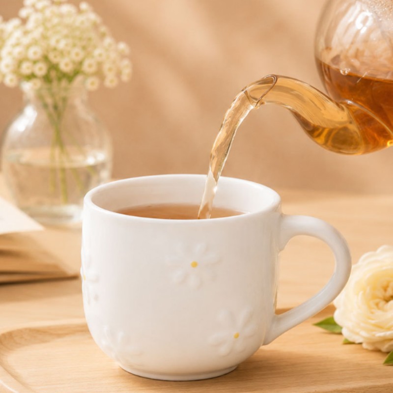 Cană de cafea din ceramică cu margaretă în relief Cană de cafea din ceramică cu margaretă în relief