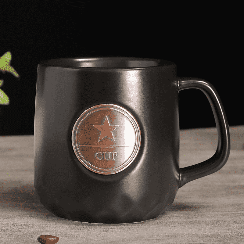 Căni din ceramică cu insigna metalică