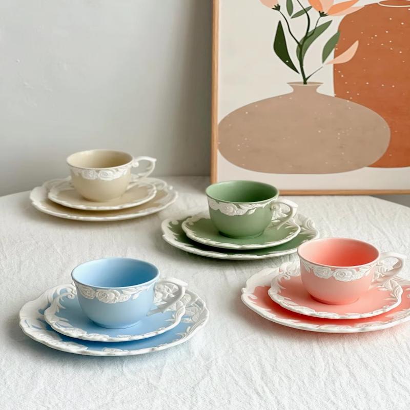 Cupă din ceramică cu trandafiri în relief retro pentru cadou de petrecere